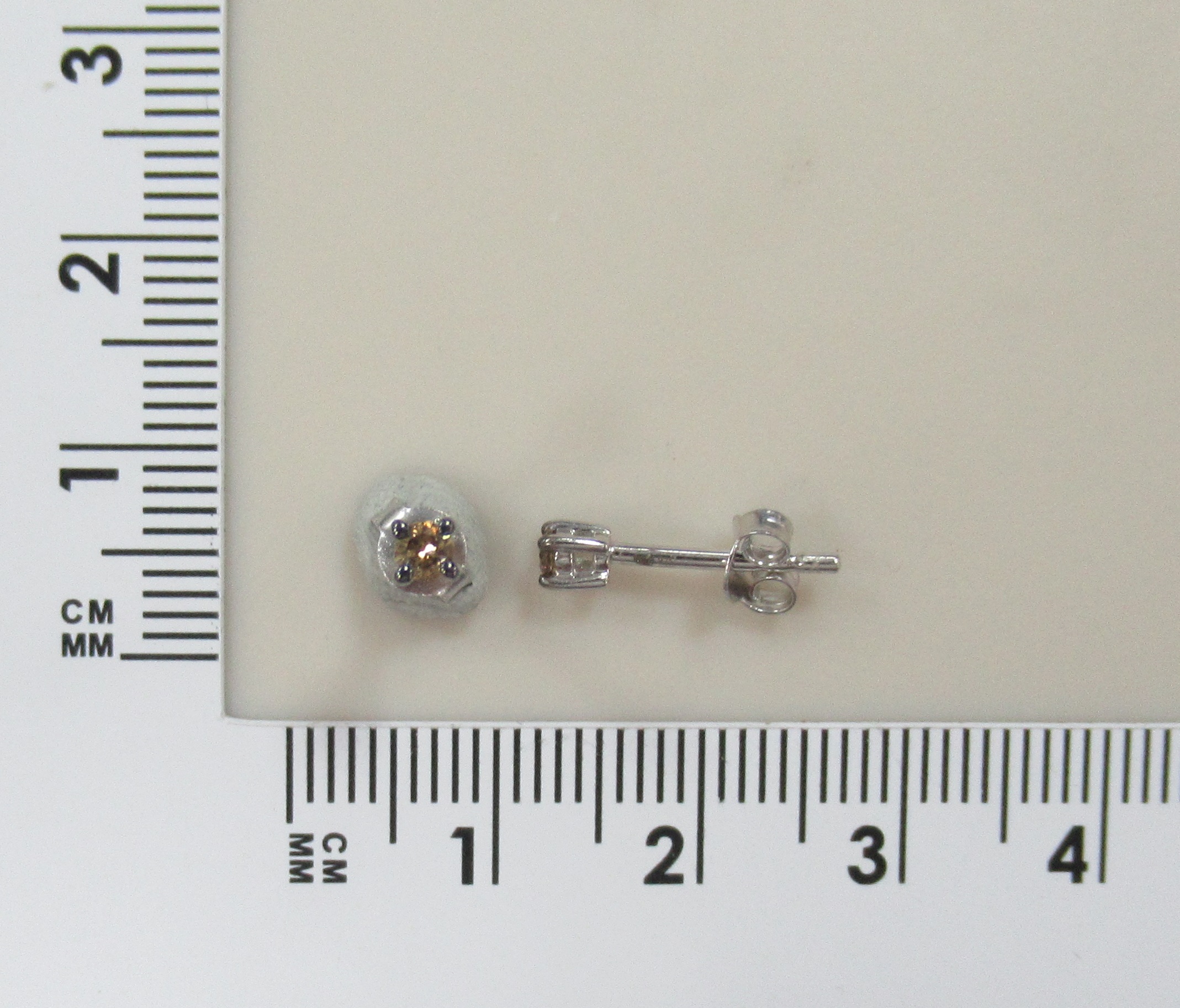 Серебряные серьги-пусеты с коньячными бриллиантами